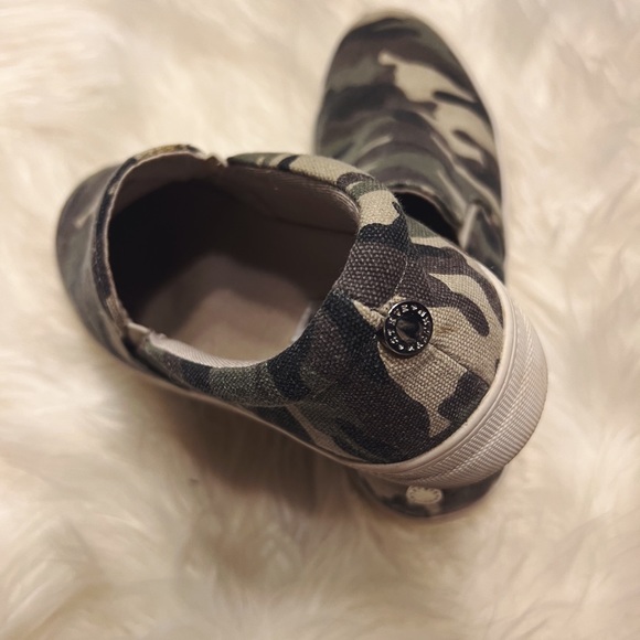 Camo “The Gills” Platform Steve Madden Slip On Sneaker - Picture 3 of 3